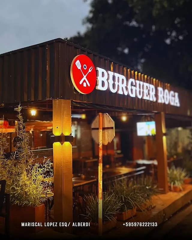Fachada de Burguer Roga — esquina Alberdi y Mariscal López