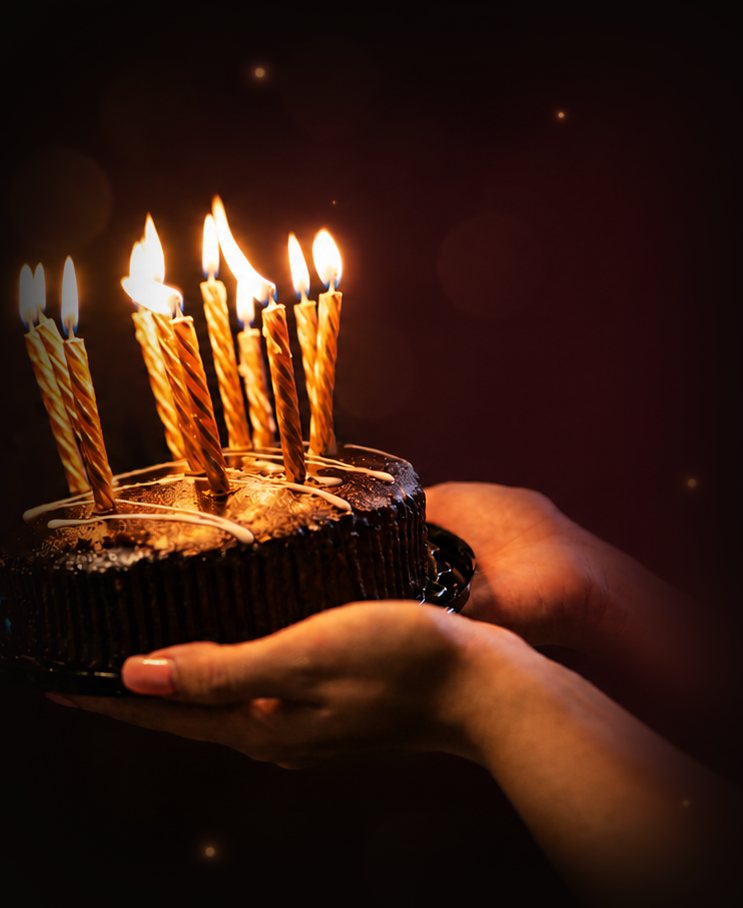 Torta de cumpleaños con velas encendidas, lista para soplar